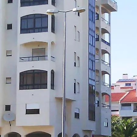 3 Roons Near The Sea *